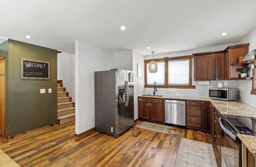 Frankfort House | Carriage on Petticoat