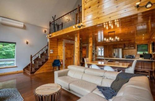 Val-des-Lacs Ski Chalet | Carriole Private Hot Tub 30 min Mont-Tremblant