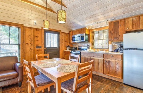 Lake Junaluska Cottage | Carruth Cottage studio sleeps 4. Walk to Lake Junaluska Conference Center, lake, rose garden