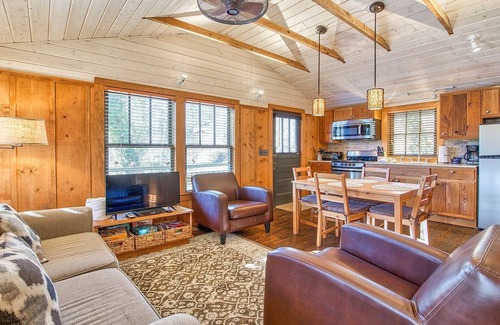 Lake Junaluska Cottage | Carruth Cottage studio sleeps 4. Walk to Lake Junaluska Conference Center, lake, rose garden