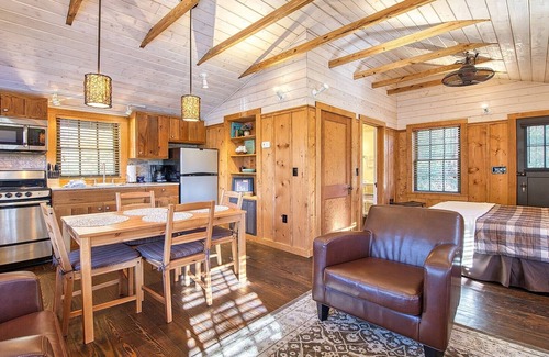 Lake Junaluska Cottage | Carruth Cottage studio sleeps 4. Walk to Lake Junaluska Conference Center, lake, rose garden