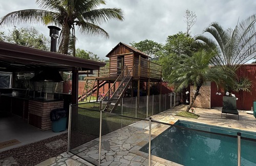Itamambuca House | Casa Para Famílias com Quadra de Futebol, Piscina e há Poucos Metros da Praia