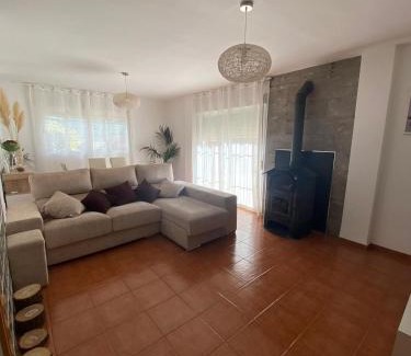 Nivar House | Casa abuhardillada con piscina y chimenea