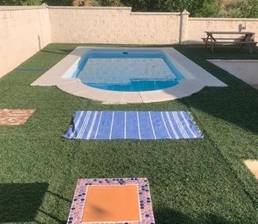 Nivar House | Casa abuhardillada con piscina y chimenea