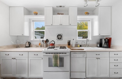 Ashland Cottage | Casa Amore Ashland~Pet-Friendly~Walkable to the Plaza, OSF, Restaurants & More