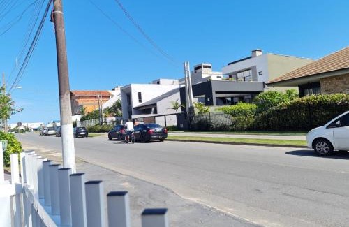 Enseada House | Casa ampla com 3 quartos com ar condicionado a 50mts da praia