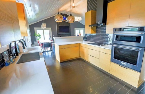 Chapin House | Casa Azul - Lake Murray - Close in - Spa like bath