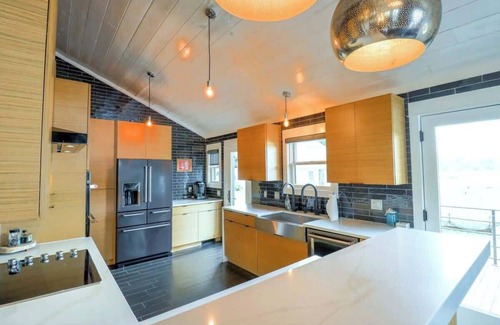 Chapin House | Casa Azul - Lake Murray - Close in - Spa like bath