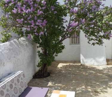 Canete la Real House | Casa Béjar, Tranquila casa con chimenea, patios, junto a la piscina
