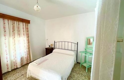 Canete la Real House | Casa Béjar, Tranquila casa con chimenea, patios, junto a la piscina