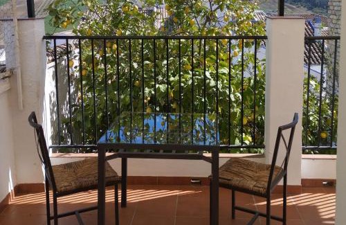 Canete la Real House | Casa Béjar, Tranquila casa con chimenea, patios, junto a la piscina