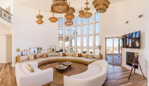 Yucca Valley House | Casa Blanca by Fieldtrip Boulder Estate with Hot Tub Soaking Pool Outdoor Shower
