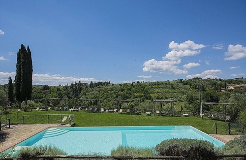 Grassina House | Casa Bonannia O: A romantic and welcoming two-story apartment in the characteristic style of the Tuscan countryside.
