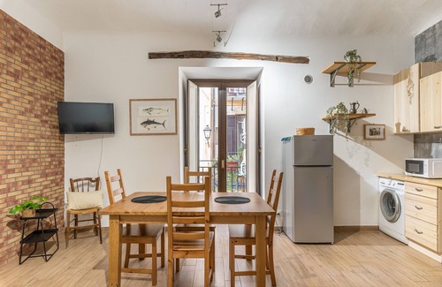Centro Storico Apartment | Casa Borsa con Balcone by Wonderful Italy