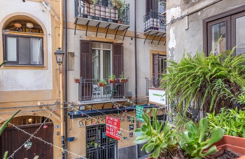Centro Storico Apartment | Casa Borsa con Balcone by Wonderful Italy