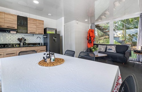 El Penol Boat Rental | Casa Bote Guatapé · Amazing Houseboat in Guatapé-Private Jacuzzi & BBQ