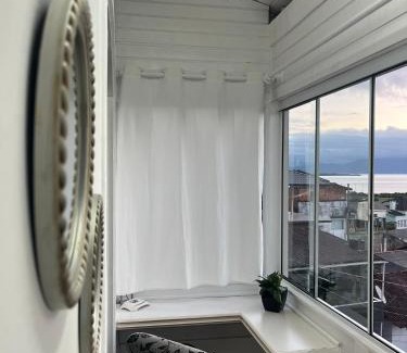 Saco dos Limoes Apartment | Casa c/bela vista para Baía Sul