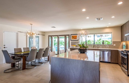 Historic Tennis Club House | Casa Cahuilla - Walk to downtown Palm Springs from this Tennis Club retreat