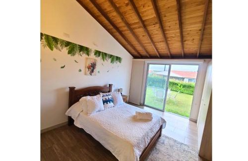Armenia House | Casa Campestre en zona exclusiva con Jacuzzi, a 10 min del aeropuerto, 20 min parque del café, WiFi, parqueadero privado, vigilancia 24 hrs y amplias zonas sociales