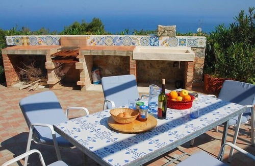 Ricadi House | Casa Capri, for 4 people with shared swimming pool and access to the beach