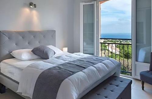 Roquebrune-sur-Argens Villa | CASA-Capussambre spacious villa with sea view heated pool air con sauna Les Issambres