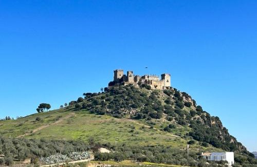 Almodovar del Rio House | Casa Caraza. Un olivar con vistas al castillo de Juego de Tronos