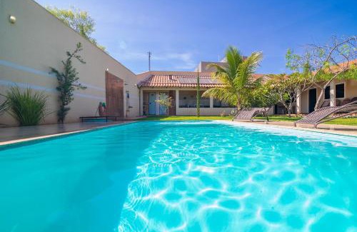 Caldas Novas Villa | Casa com amplo espaço verde, 4 Suítes e Piscina