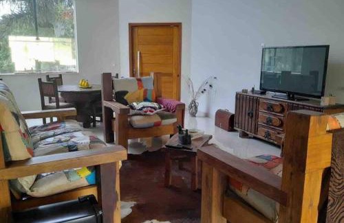 Porangaba House | Casa com piscina no interior em condomínio fechado