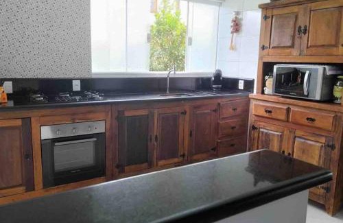 Porangaba House | Casa com piscina no interior em condomínio fechado