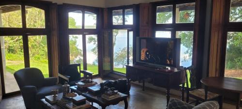 Itatinga House | Casa com praia na beira da represa