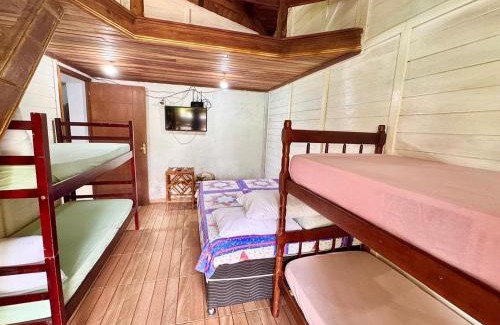 Paranagua House | Casa de 2 quartos e 1 mezanino na ilha do Mel próximo ao mar