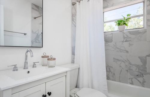 Southwest Coconut Grove House | Casa de Coco - 2 BDR/1BTH CLOSE TO BRICKELL, WYNWOOD, & SOUTH BEACH