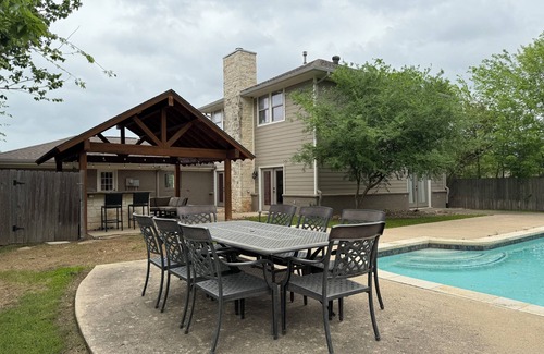 College Hills Estates House | Casa de Howdy! Sleeps 20- 3K/3Q/8T Pool, Pavillion!