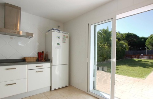 Cabo Roche House | Casa de las Palmeras - Modern holiday home for families with private fenced pool in Conil Roche