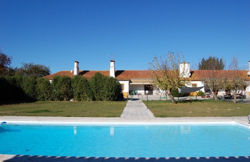 Almeirim Cottage | CASA DOS CASEIROS t2 House set in a forested agricultural property