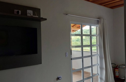 Sao Roque Ski Chalet | Casa em Frente a um Lago, Próximo a Rota do Vinho em São Roque - SP