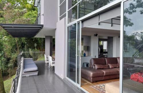 Medellin Villa | Casa en la montaña con hermosa vista a Medellín