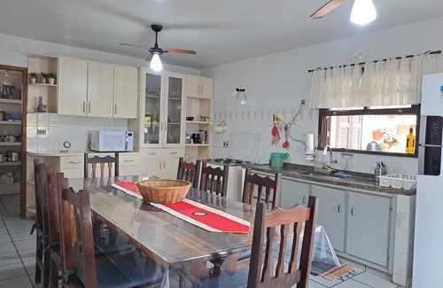 Itapoa House | Casa Enelzi 2 Suites + 2 Quartos, 3 WCs 80 m da Praia. Garagem, Gourmet. 10 pax