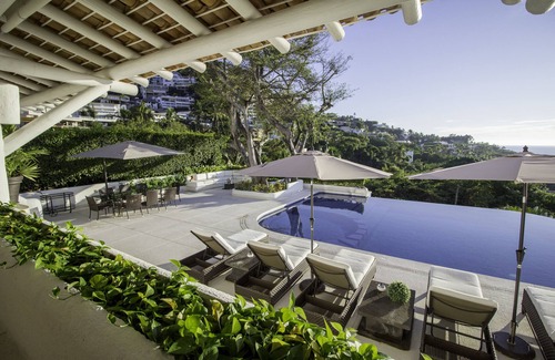 Acapulco House | Casa Estilo Mediterraneo con Alberca y Espejo de Agua en Acapulco