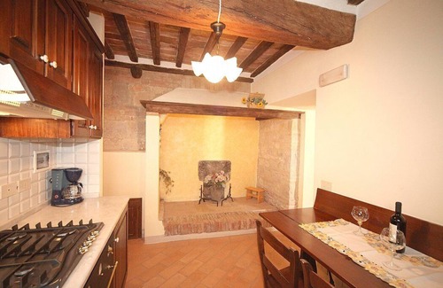 Lano House | Casa Gelso B: A cozy and welcoming apartment that is part of an ancient country house in the characteristic style of the Tuscan countryside, with Free WI-FI.