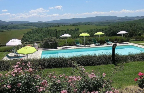 Lano House | Casa Gelso B: A cozy and welcoming apartment that is part of an ancient country house in the characteristic style of the Tuscan countryside, with Free WI-FI.