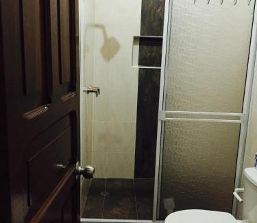 Guadalajara de Buga House | Casa Helga a dos cuadras de la Basílica, casa entera con jardín amplio, 6 habitaciones, 5 baños, cocina, comedor y sala de TV