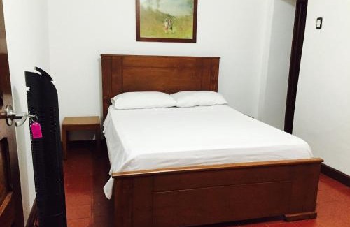 Guadalajara de Buga House | Casa Helga a dos cuadras de la Basílica, casa entera con jardín amplio, 6 habitaciones, 5 baños, cocina, comedor y sala de TV