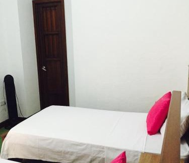 Guadalajara de Buga House | Casa Helga a dos cuadras de la Basílica, casa entera con jardín amplio, 6 habitaciones, 5 baños, cocina, comedor y sala de TV