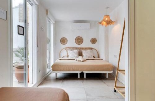 L'Hospitalet de Llobregat Apartment | Casa Jasmin cosy 4 bedroom house with terrace