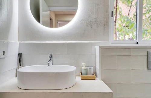 L'Hospitalet de Llobregat Apartment | Casa Jasmin cosy 4 bedroom house with terrace