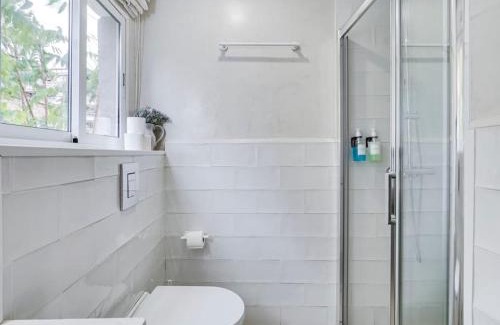 L'Hospitalet de Llobregat Apartment | Casa Jasmin cosy 4 bedroom house with terrace