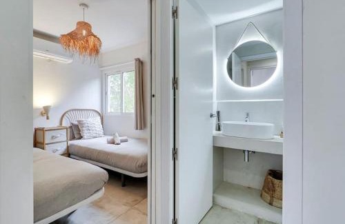 L'Hospitalet de Llobregat Apartment | Casa Jasmin cosy 4 bedroom house with terrace