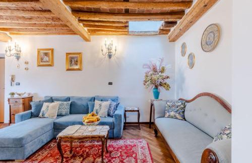 Lucca Historical Center Apartment | Casa La Guardia, a Classic 3 bedrooms