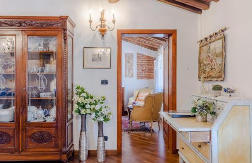 Lucca Historical Center Apartment | Casa La Guardia, a Classic 3 bedrooms